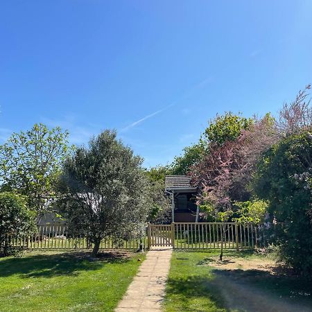 Ferienwohnung Cosy Cabin By The Seaside With Hot Tub Birchington-on-Sea Exterior foto