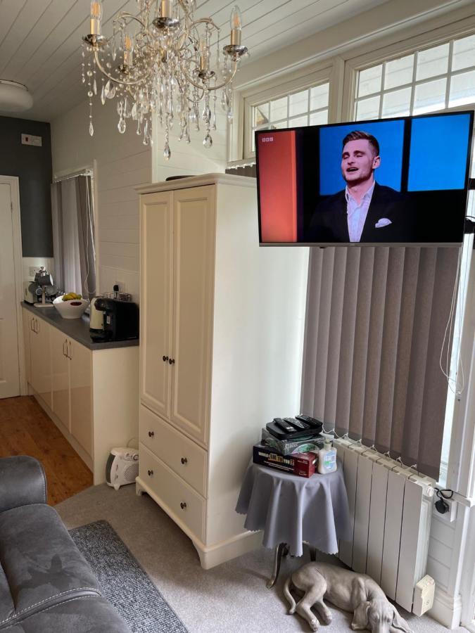 Ferienwohnung Cosy Cabin By The Seaside With Hot Tub Birchington-on-Sea Exterior foto