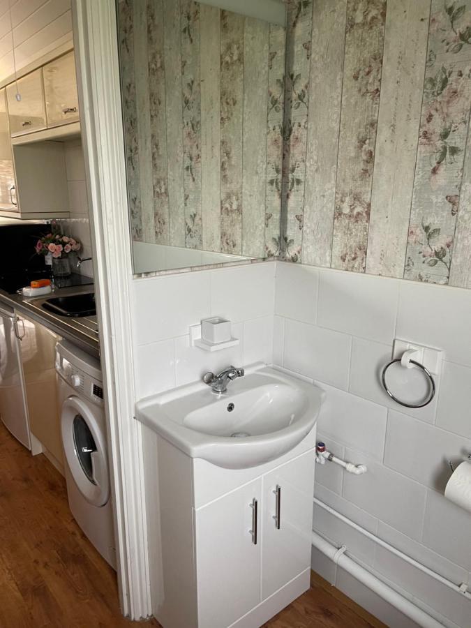 Ferienwohnung Cosy Cabin By The Seaside With Hot Tub Birchington-on-Sea Exterior foto