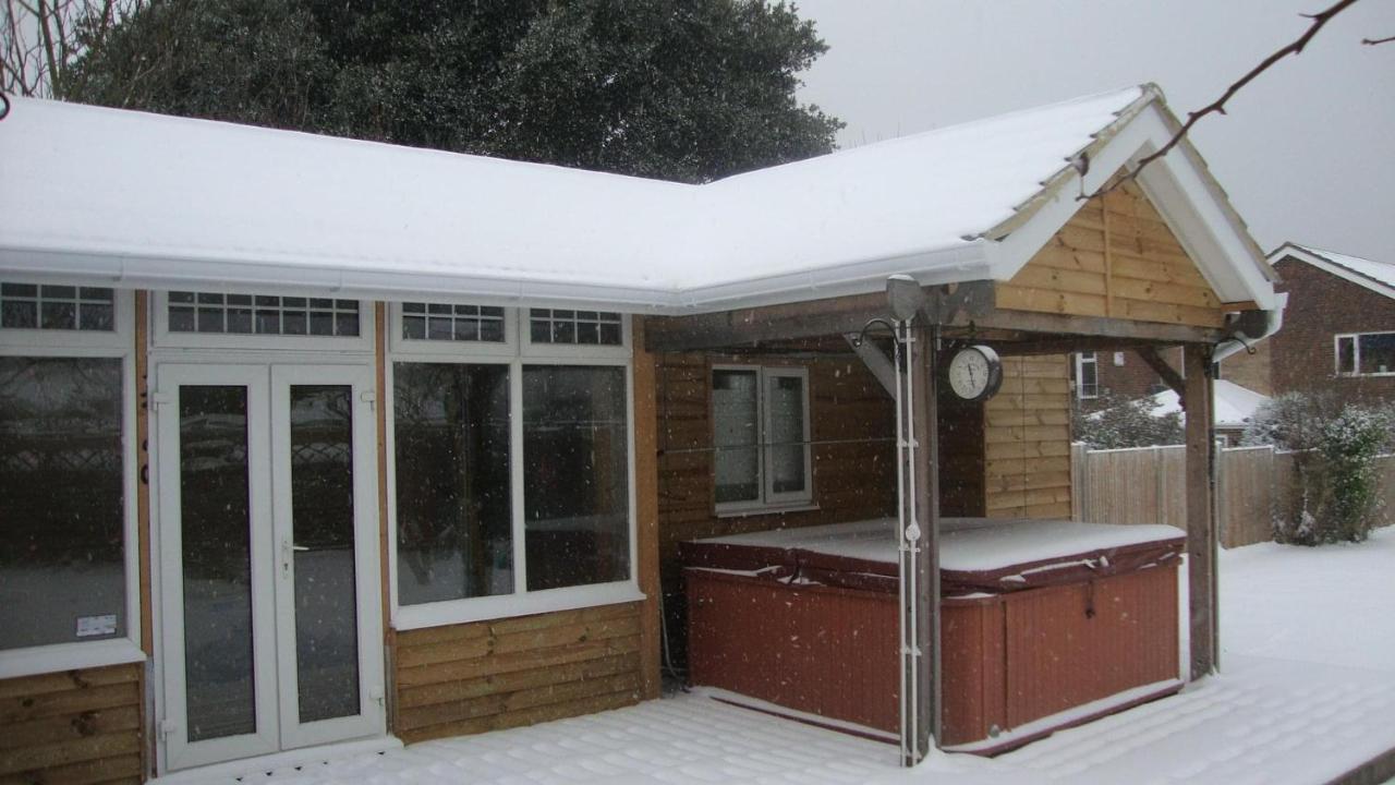 Ferienwohnung Cosy Cabin By The Seaside With Hot Tub Birchington-on-Sea Exterior foto