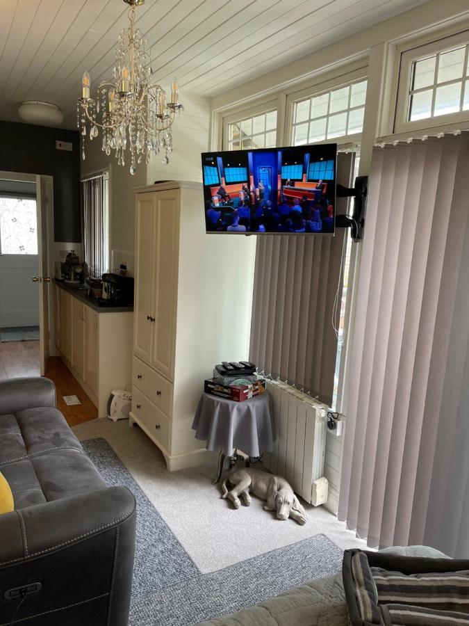 Ferienwohnung Cosy Cabin By The Seaside With Hot Tub Birchington-on-Sea Exterior foto