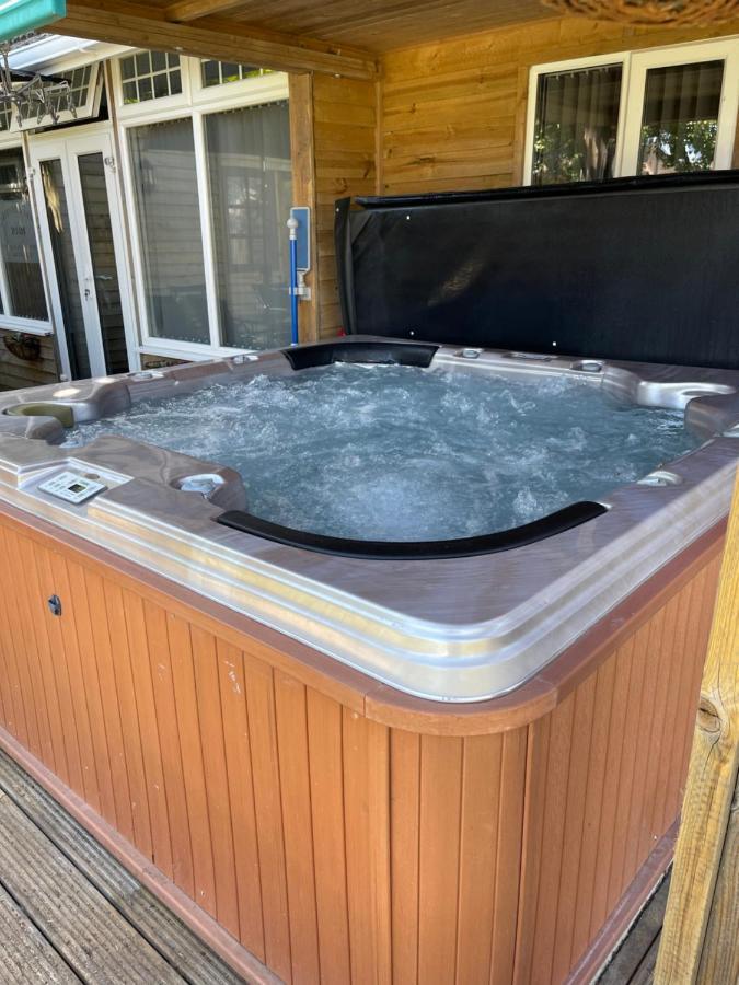 Ferienwohnung Cosy Cabin By The Seaside With Hot Tub Birchington-on-Sea Exterior foto